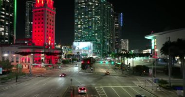 Miami Biscayne 4k şehir merkezindeki alçak hava görüntüsü.
