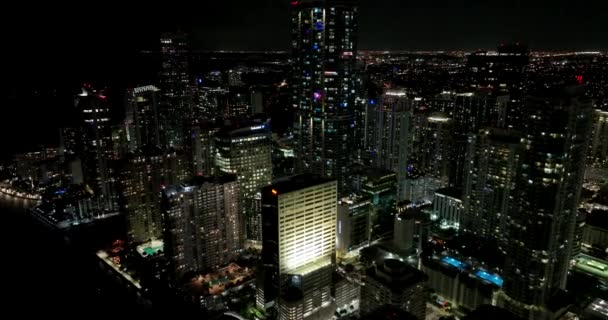 夜间5K无人机视频Brickell迈阿密航空之旅 — 图库视频影像