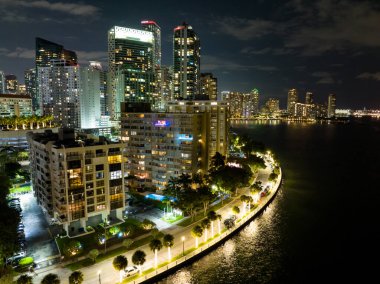 Miami Brickell Körfezi Yolu 'ndaki liman daireleri.