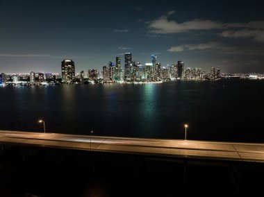 Arkaplanda Brickell Miami manzaralı hava fotoğrafı Rickenbacker Geçidi