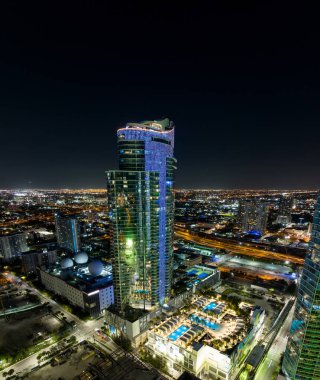 Paramount Miami Worldcenter Kulesi gece aydınlandı