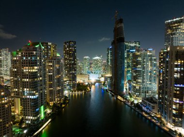 Miami Nehri 'nin gece fotoğrafı.