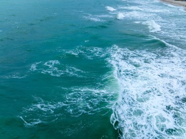 Ocean waves crashing by the shore