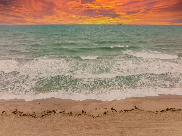 劇的な日の出と波で南フロリダのビーチシーン — ストック写真