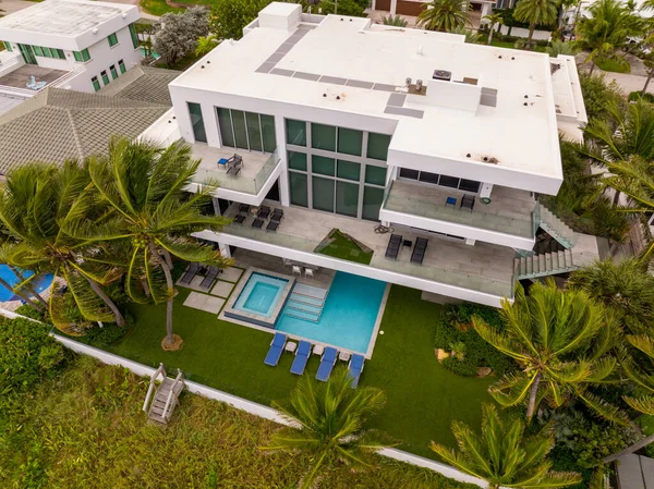 フォートローダーデール アメリカ フロリダ州 2021年1月9日 ビーチにある豪華な邸宅の空中写真 — ストック写真