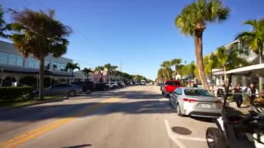 Vero Sahili Okyanus Yolu Beachland Bulvarı 'na yaklaşıyor.