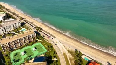 Vero Sahili Okyanus Yolu tahta kaldırım ve halka açık park yeri