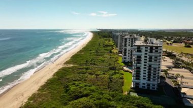 Deniz kenarındaki apartman daireleri Vero Beach FL 4K insansız hava aracı videosu