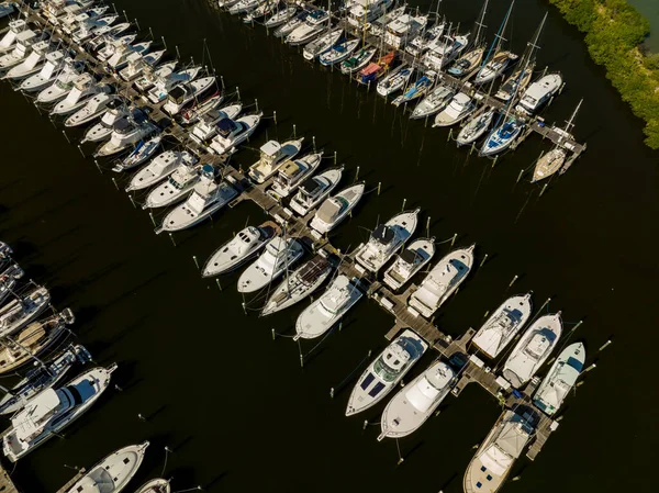 Photo Aérienne Aérienne Des Bateaux Dans Une Marina — Photo