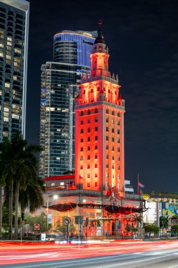 Miami 2022 'deki Özgürlük Kulesi' nin gece fotoğrafı.