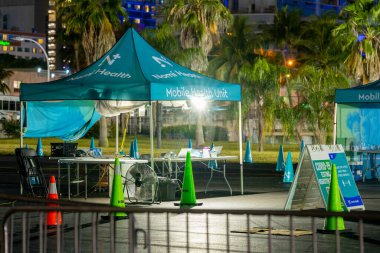 Gece fotoğrafı Mobil Sağlık Birimi Covid test alanı Miami FL ABD şehir merkezi
