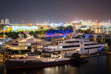 Miami FL 'in aşağısındaki Island Gardens Marina' daki hava fotoğrafları.