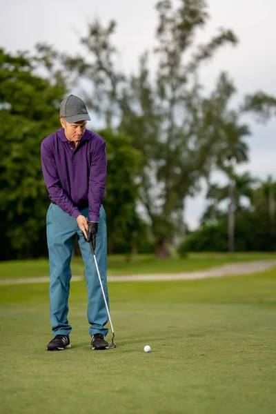 Foto Golfista Batendo Bola Tiro Final Verde — Fotografia de Stock