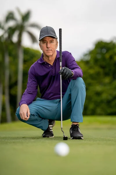 Düşük Açılı Bir Golfçü Plandaki Bulanık Golf Topuyla Hedefini Belirlemek — Stok fotoğraf