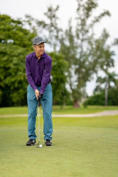Człowiek Gra Golfa Uśmiecha Się — Zdjęcie stockowe