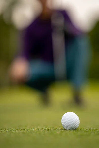 Focus Sur Balle Golf Avec Golfeur Flou Arrière Plan — Photo