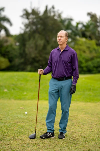 高尔夫球手在高尔夫球场上摆姿势拍照 — 图库照片
