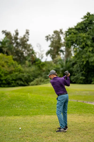 Widok Tyłu Golfisty Uderzającego Piłkę — Zdjęcie stockowe