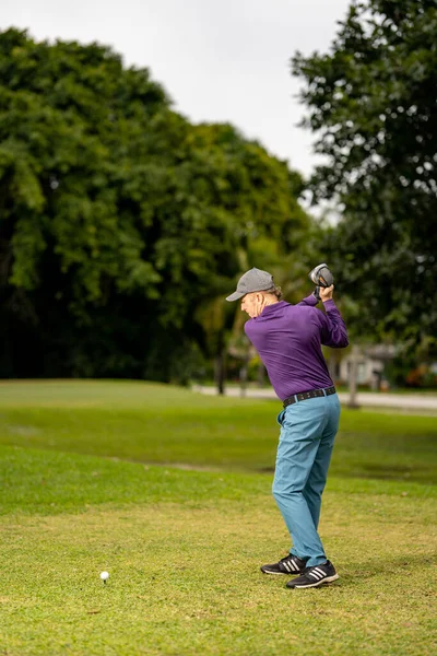 Hombre Jugando Golf Punto Golpear Pelota —  Fotos de Stock