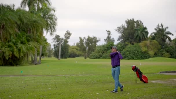 Reverse Backwards Clip Golfer Chunking Turf Golf Course — Stock Video