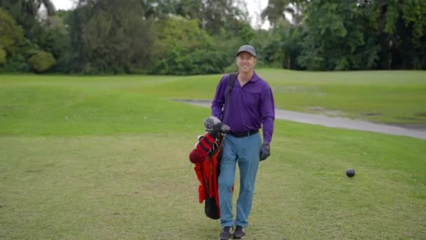 Gelukkig Golf Man Lopen Een Groene Met Tas Hand — Stockvideo