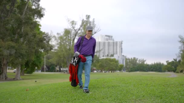 Golf Sahasındaki Bir Sonraki Deliğe Yürüyen Bir Golfçü — Stok video