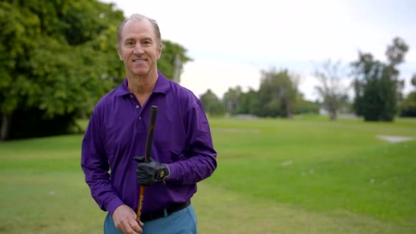 Homme Souriant Montrant Une Balle Golf — Video