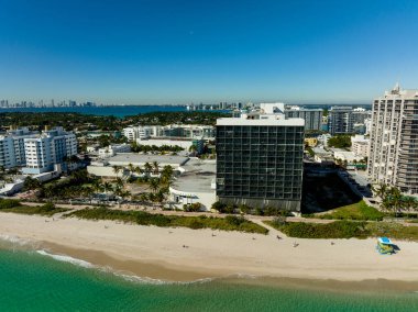 Miami Beach Deauville Oteli 'nin havadan çekilmiş fotoğrafı tehlikeli koşullar nedeniyle kapatıldı.