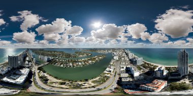 Gökyüzünde kabarık bulutlar olan hava 360 eşdörtgen panorama Miami Sahili