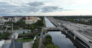 Florida Eyaletler Arası Karayolu 595 Broward Memorial Kilit Nehir Kanalı 'ndaki Hava Video Plantasyonu