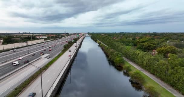 新河堤坝和绿道堡的空中录像 — 图库视频影像