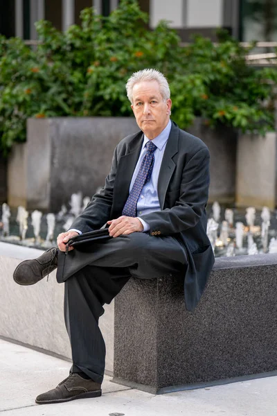 Empresario Sentado Junto Edificio Oficinas Con Pierna Cruzada —  Fotos de Stock