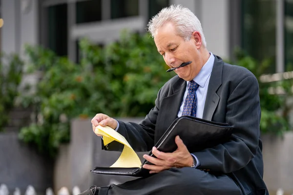 Zakenman Gaat Door Zijn Notities Met Pen Mond — Stockfoto