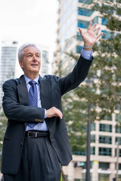 Foto Uomo Affari Città Che Agita Mano Gli Amici Chiamare — Foto Stock