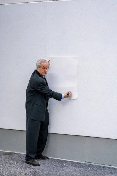 Foto Empresário Segurando Cartaz Preparando Para Escrever Uma Mensagem — Fotografia de Stock