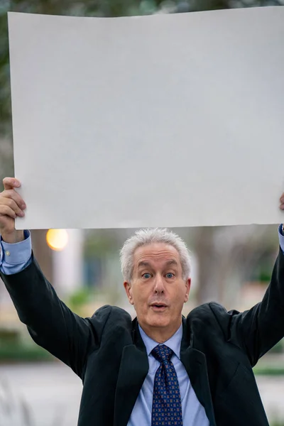 Protest Zakenman Houdt Een Blanco Wit Achterbord Boven Zijn Hoofd — Stockfoto