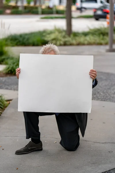 Geschäftsmann Versteckt Sich Hinter Einer Weißen Plakatwand — Stockfoto