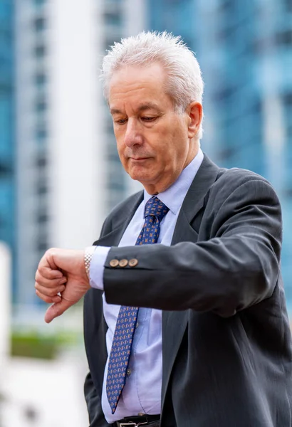 Gamle Affärsman Kollar Klockan Klockan — Stockfoto