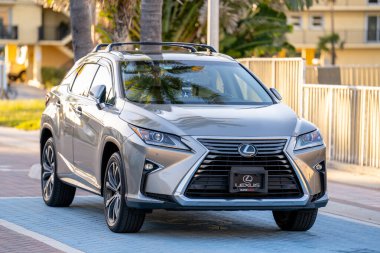 Hollywood, FL, ABD - 29 Ocak 2022: Engelli yerine park etmiş son model Lexus SUv 'un fotoğrafı