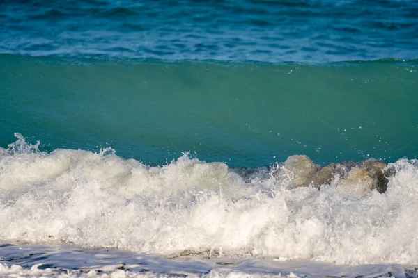 自然景致海滨海浪冲撞海滩 — 图库照片