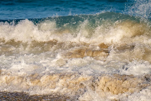 Doğa Manzarası Okyanus Kıyısı Dalgaları Sahile Çarpıyor — Stok fotoğraf