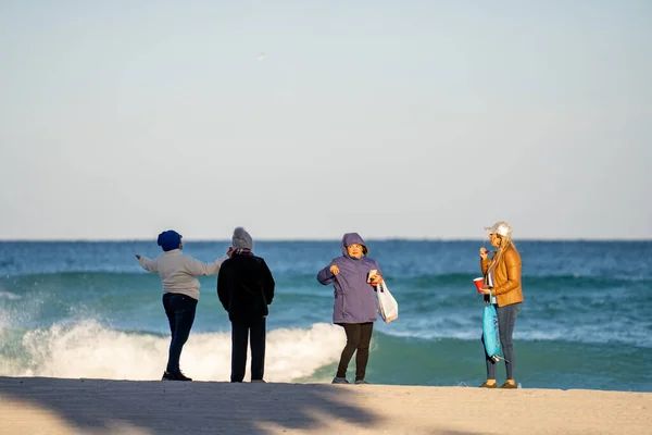 Hollywood Usa January 2022 Photo Group Friends Enjoying Beach — Stock Photo, Image