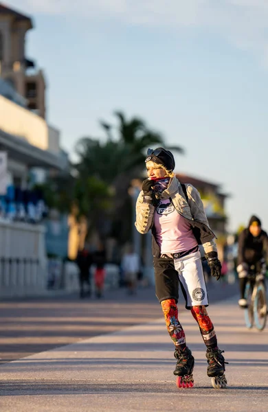 Hollywood Usa Januari 2022 Foto Vacker Kvinna Rollerblading Stranden — Stockfoto