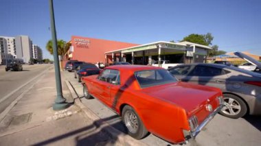 Ford 289 Windsor V8 Mustang turuncusunun hareket videosu