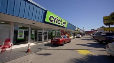 Miami 8. Cadde 'de bir alışveriş merkezinde yürüyorum.