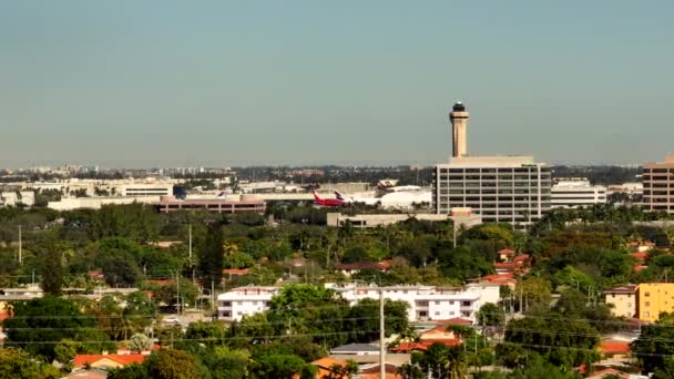 Teleobiettivo Aerea Video Mia Miami International Airport Torre Aereo Atterraggio — Video Stock