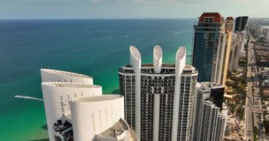 Sunny Isles Plajı FL çatısı manzaralı yüksek binaların üzerinde 5 km hızla uçuyor.