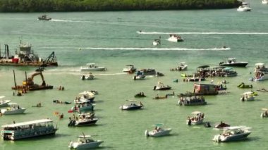 Cumartesi, Miami Haulover 'daki kum barında.
