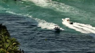 Miami 'nin engebeli sularında küçük bir tekne.