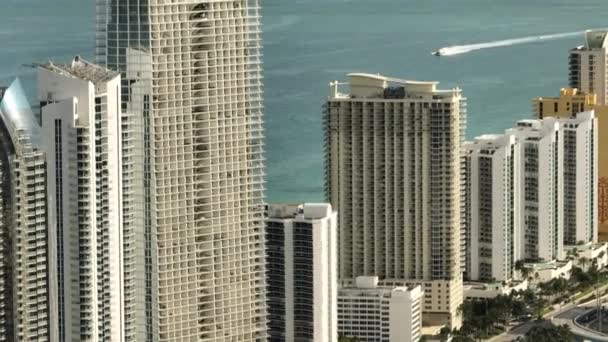 Antena Paralaje Alto Condominio Torres Con Océano Fondo — Vídeo de stock